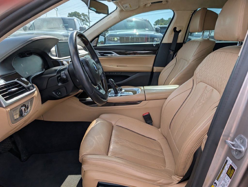 Used 2021 BMW 750i xDrive w/ Executive Package AWD/4WD image 12