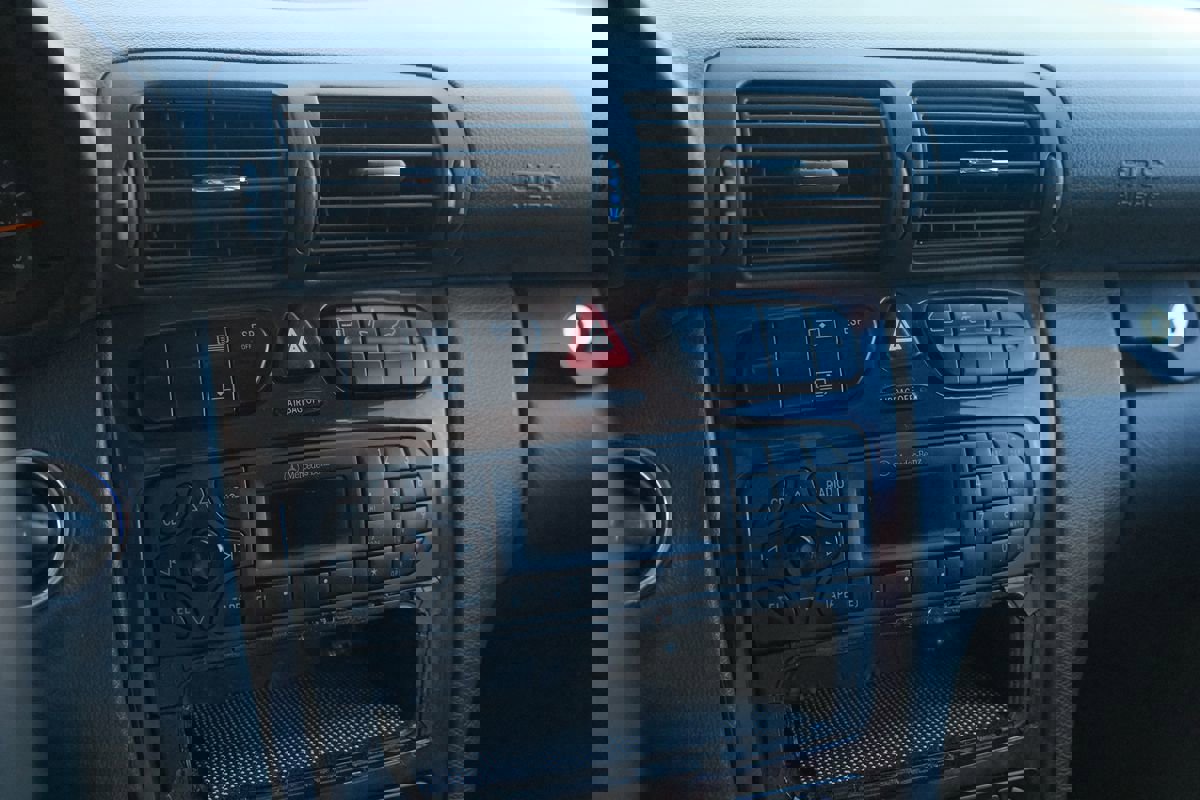 Used 2002 Mercedes-Benz C 320 Sedan image 20