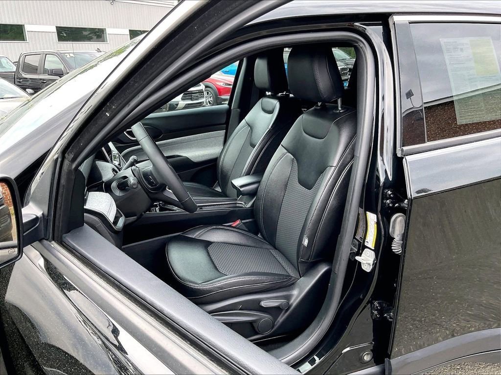 Used 2024 Jeep Compass Latitude AWD/4WD image 10