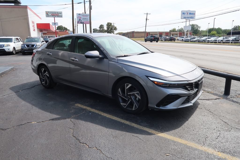 Used 2025 Hyundai Elantra Limited FWD image 2