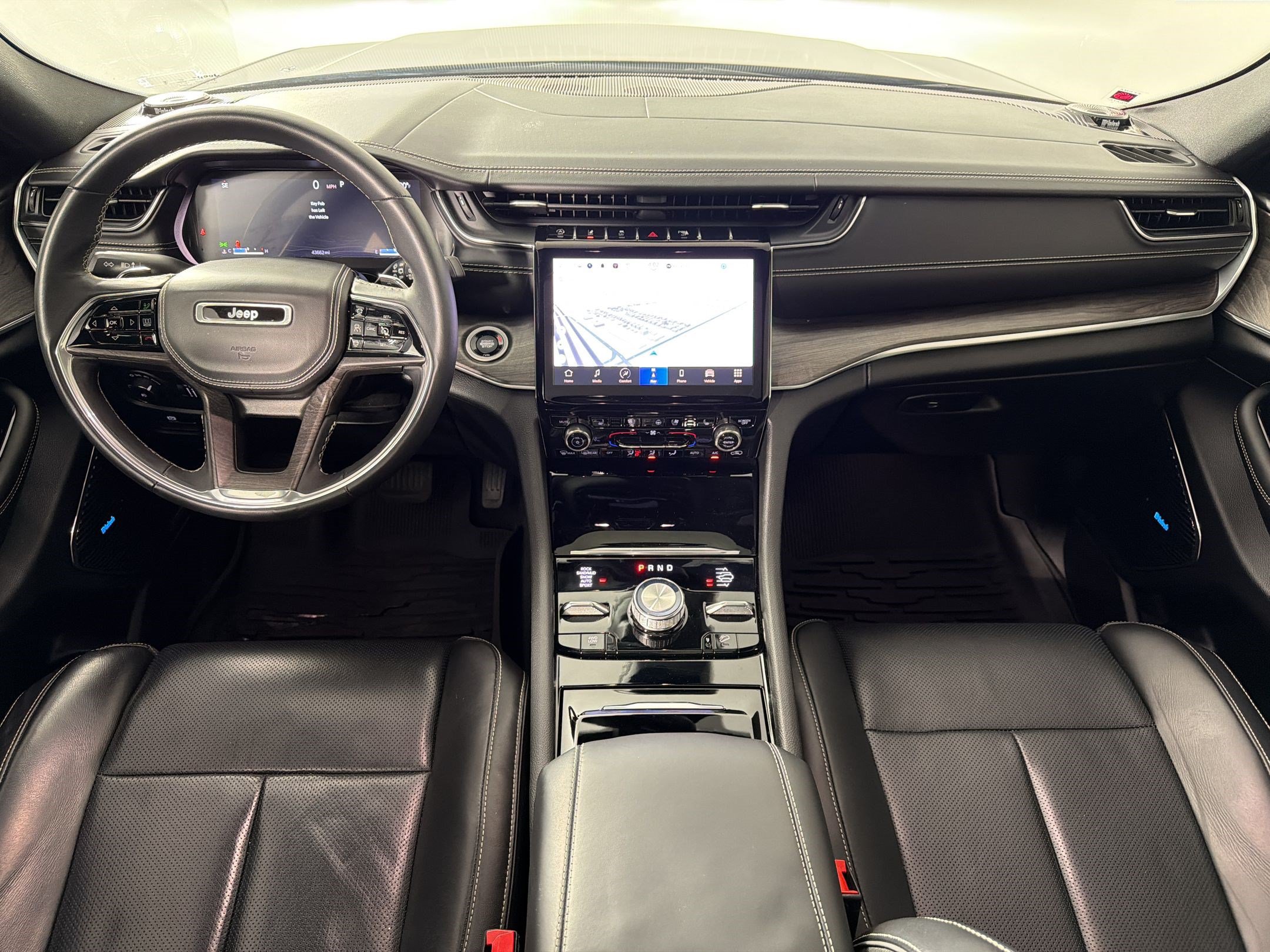 Used 2022 Jeep Grand Cherokee Overland w/ Luxury Tech Group IV AWD/4WD image 16