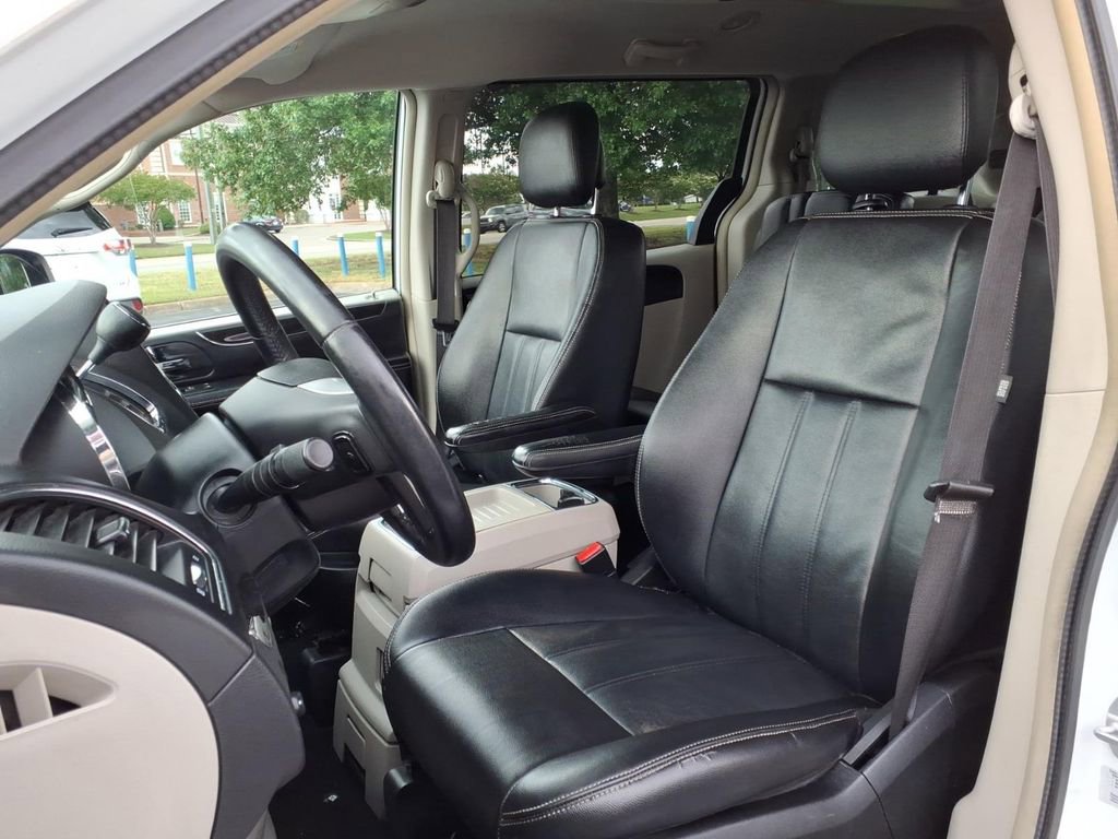 Used 2016 Chrysler Town & Country Touring FWD image 4