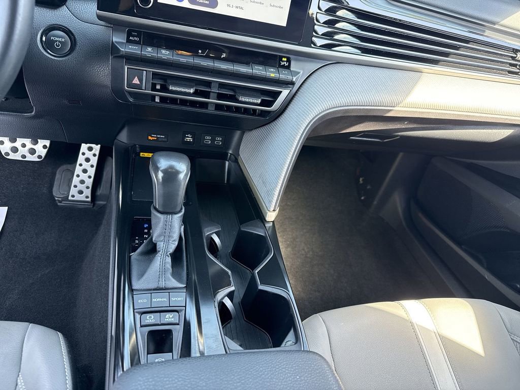 Used 2025 Toyota Camry SE w/ Convenience Package image 14