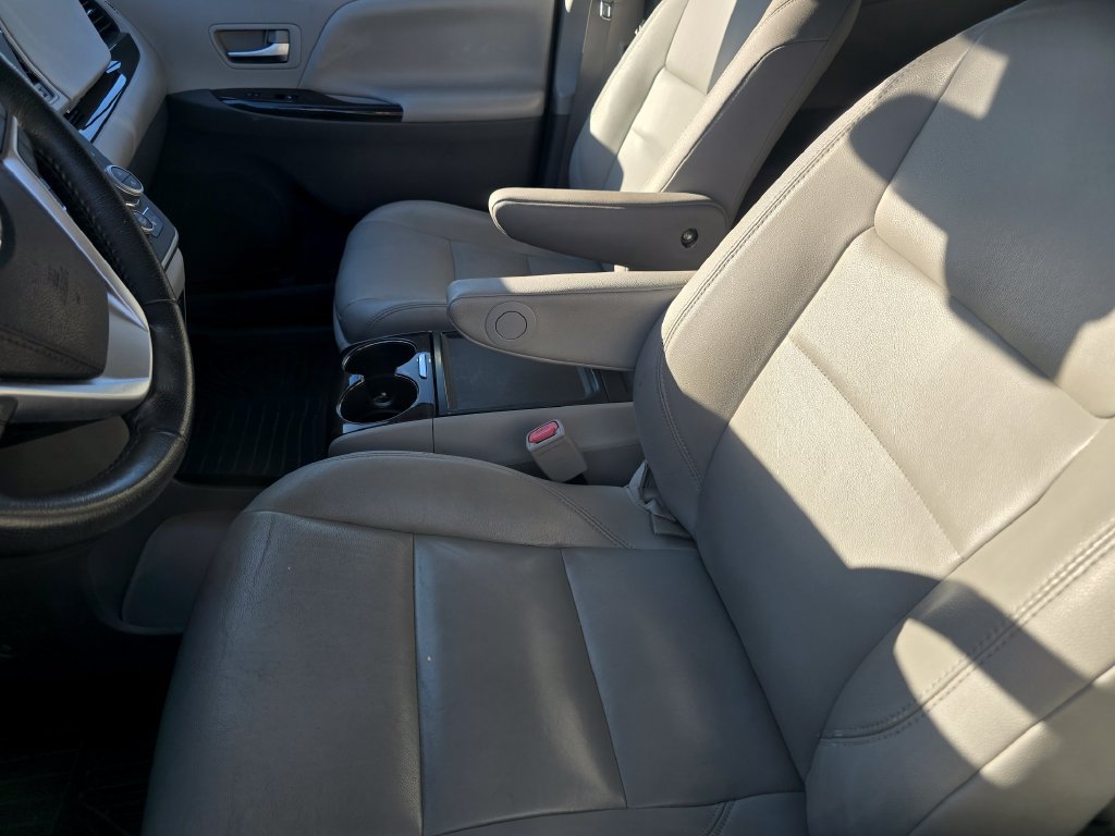 Used 2020 Toyota Sienna XLE FWD image 23