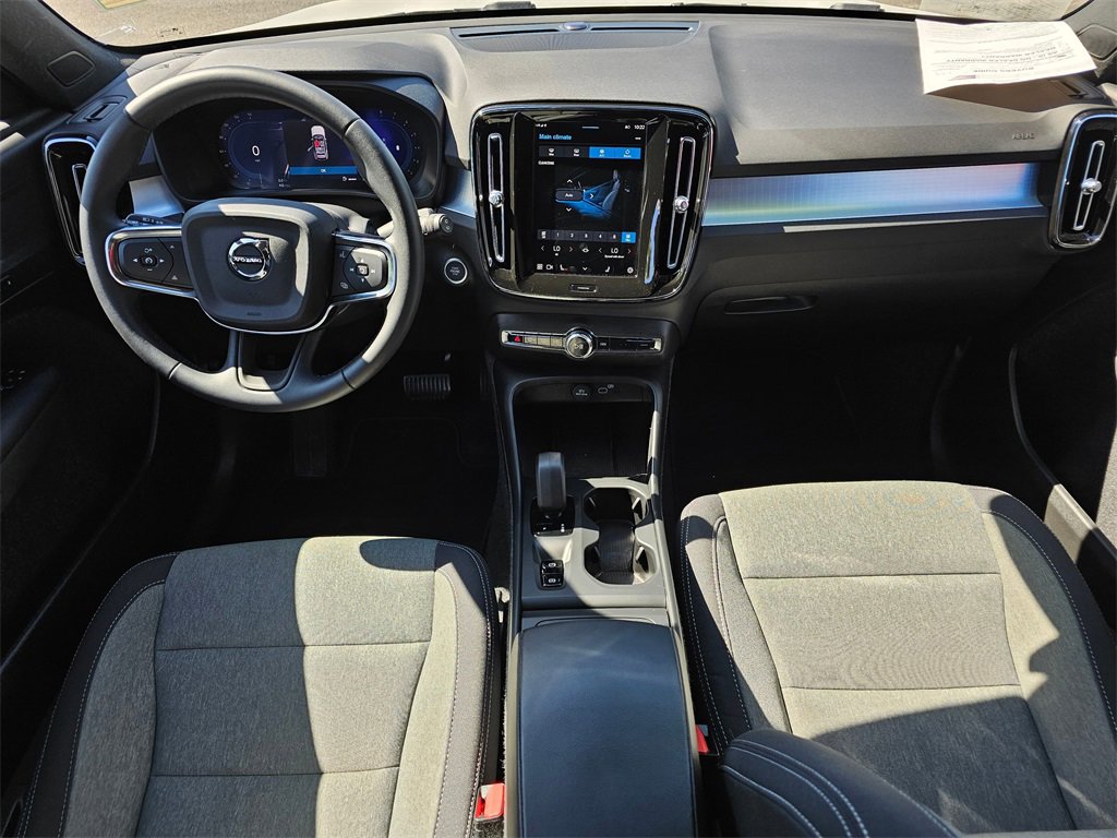 Used 2025 Volvo XC40 B5 Core image 12