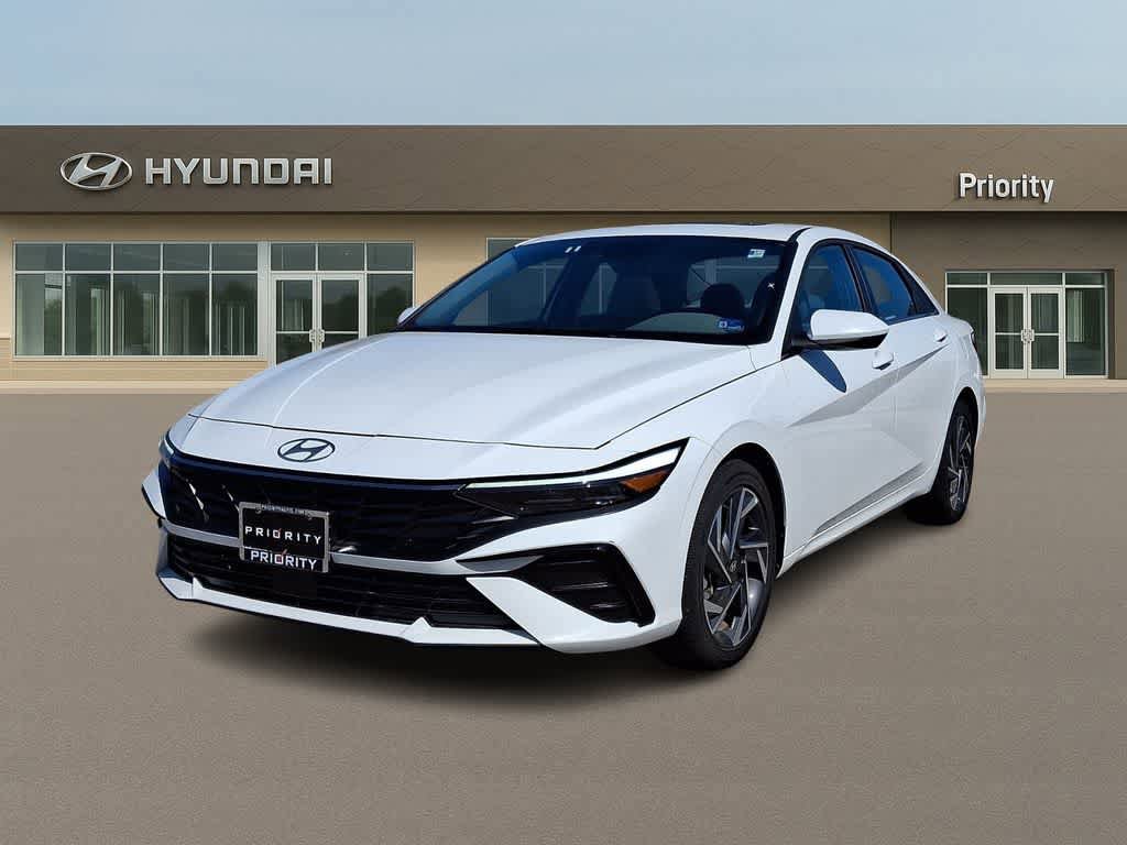 Used 2025 Hyundai Elantra SEL image 1