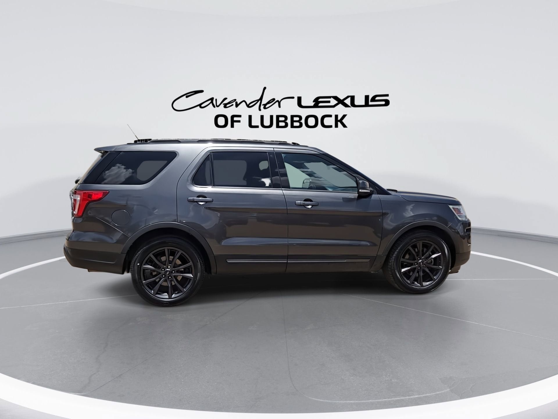 Used 2018 Ford Explorer XLT w/ Equipment Group 202A FWD image 9
