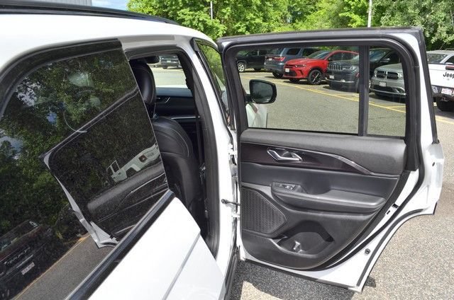 Used 2023 Jeep Grand Cherokee Altitude AWD/4WD image 33