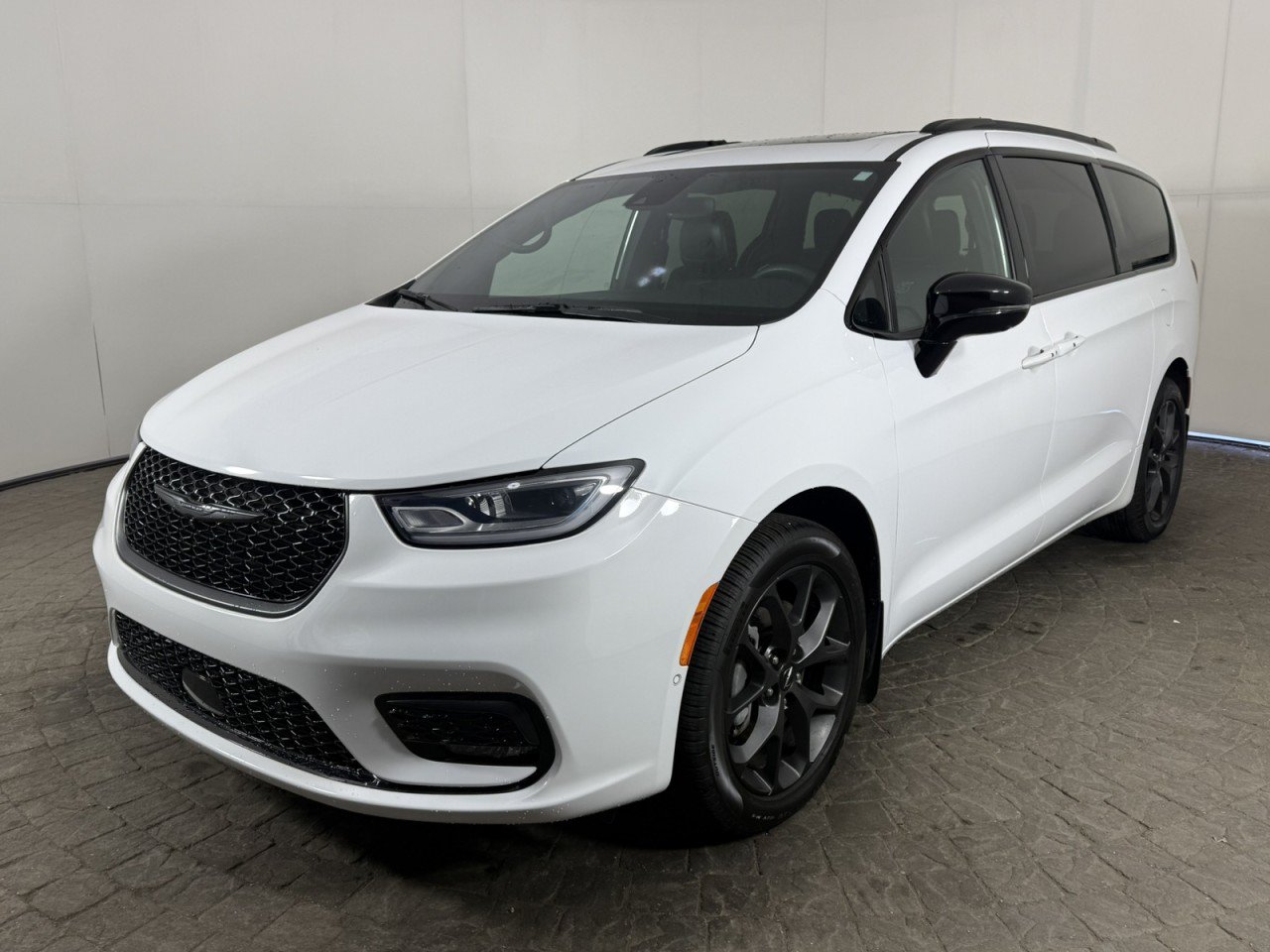 Used 2024 Chrysler Pacifica Limited w/ Uconnect Theater Family Group AWD/4WD image 3