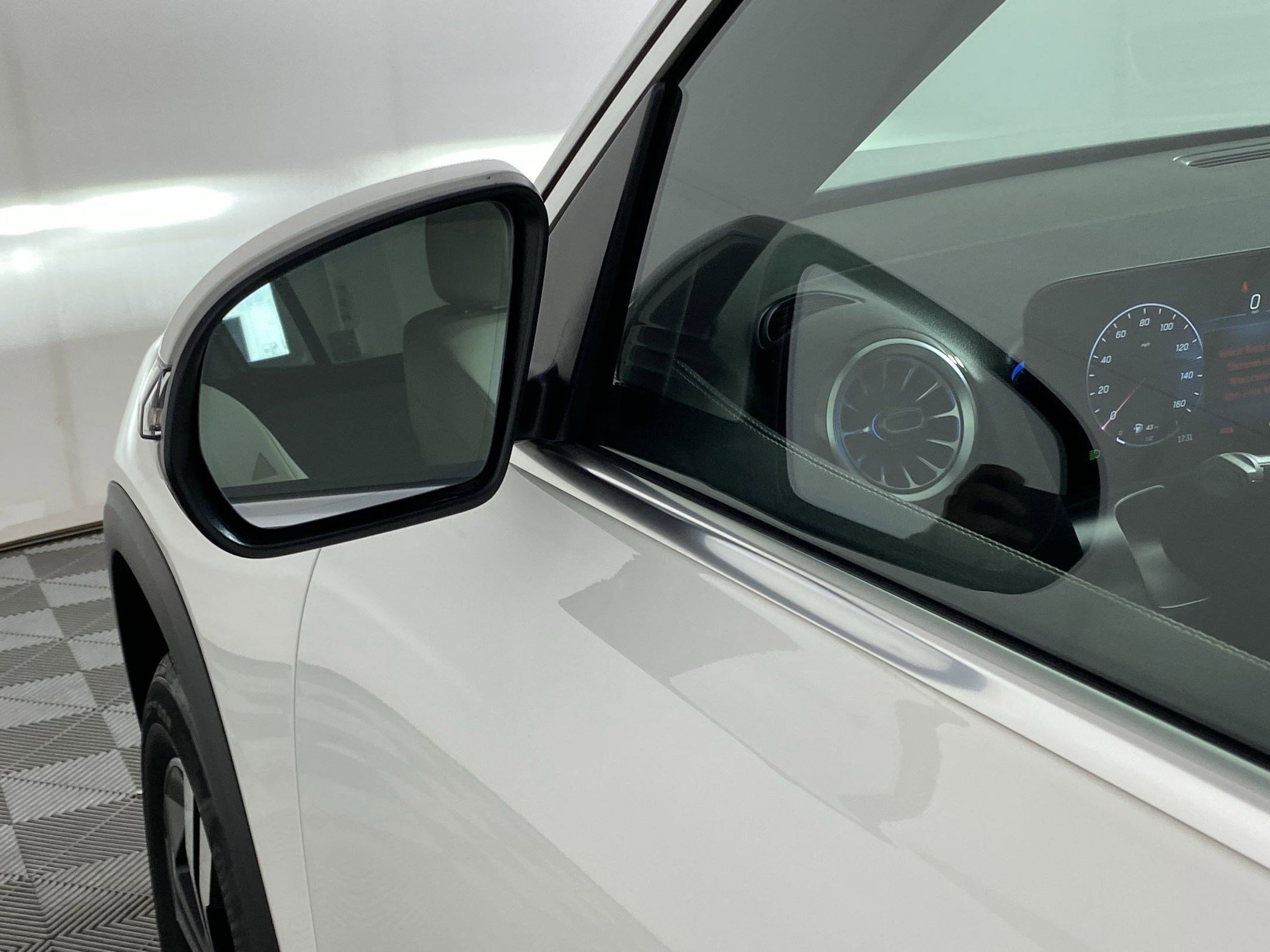 Used 2025 Mercedes-Benz GLB 250 4MATIC image 21