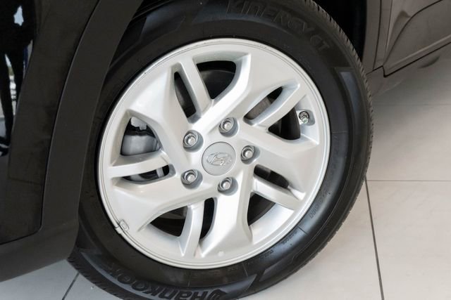 Used 2025 Hyundai Venue SE image 2