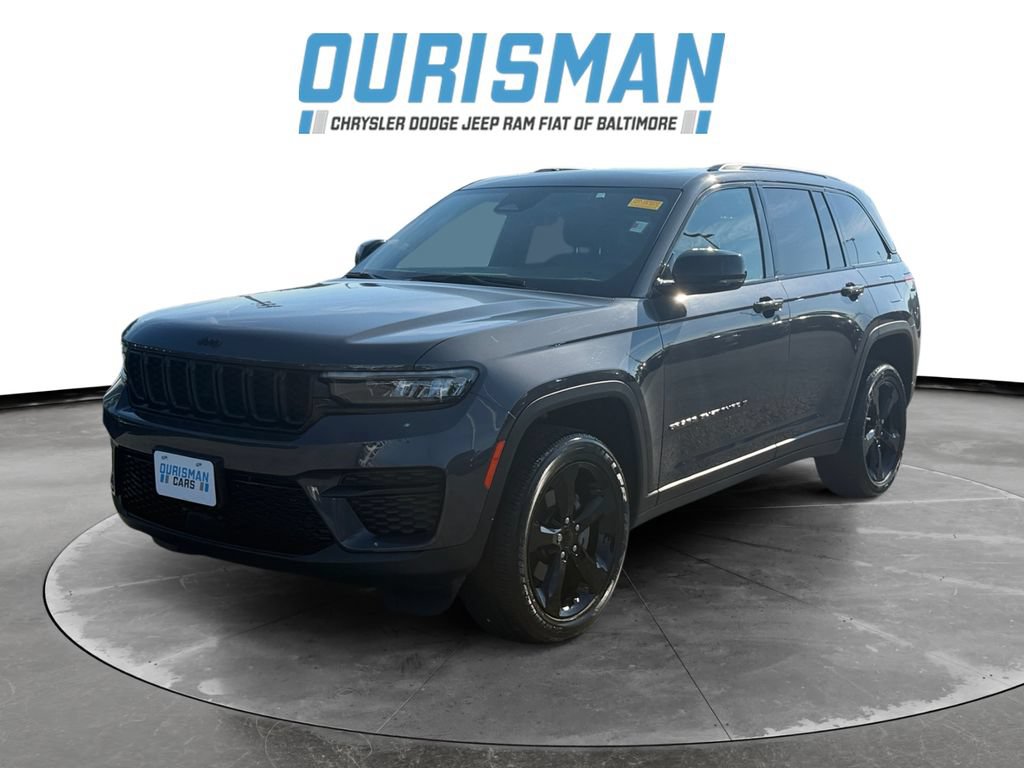 Used 2025 Jeep Grand Cherokee Altitude w/ Trailer Tow Package AWD/4WD image 2