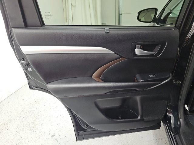 Used 2016 Toyota Highlander XLE AWD/4WD image 28