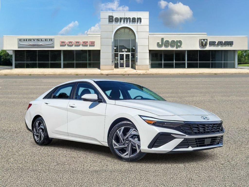Used 2025 Hyundai Elantra SEL FWD image 2