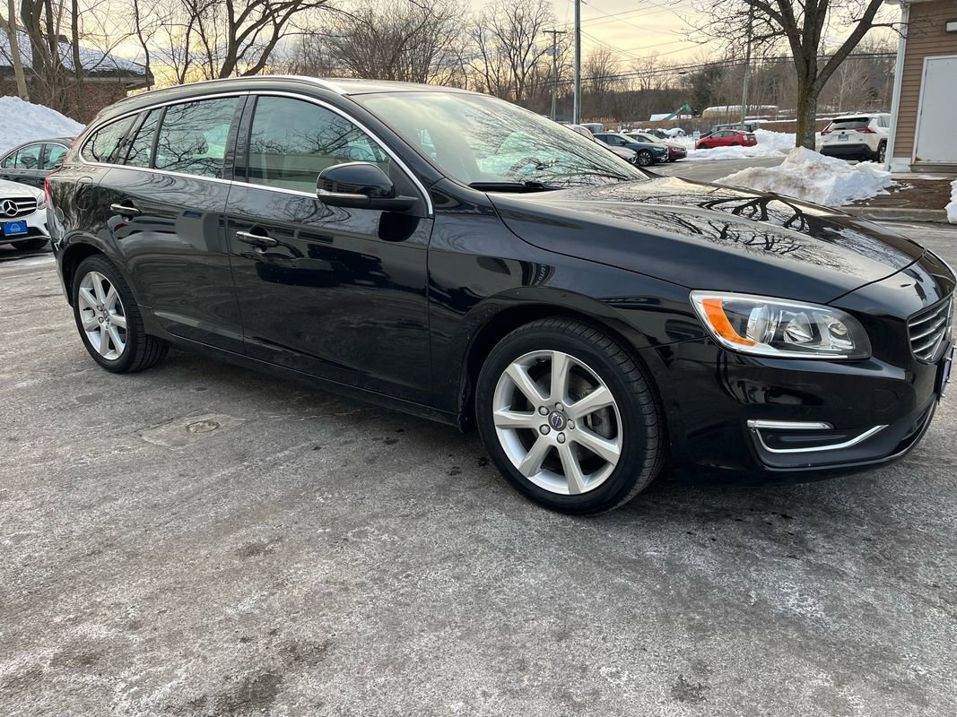 Used 2017 Volvo V60 T5 Premier w/ Convenience Package image 4