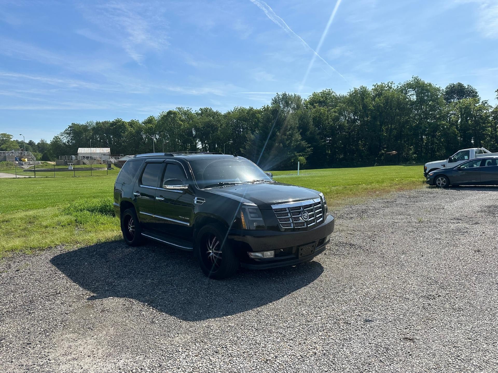 Used 2011 Cadillac Escalade Luxury AWD/4WD image 3