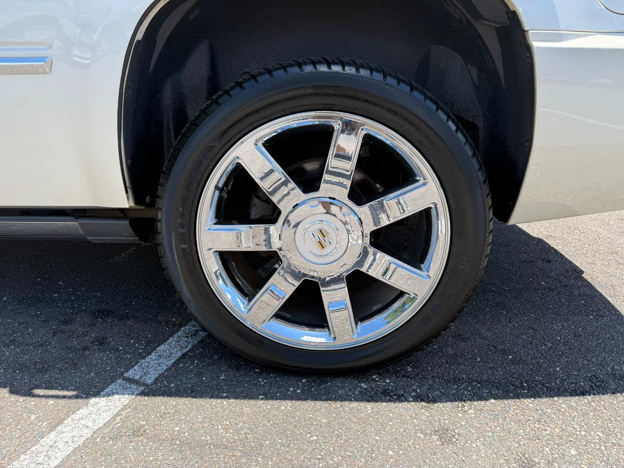 Used 2011 Cadillac Escalade Premium AWD/4WD image 7