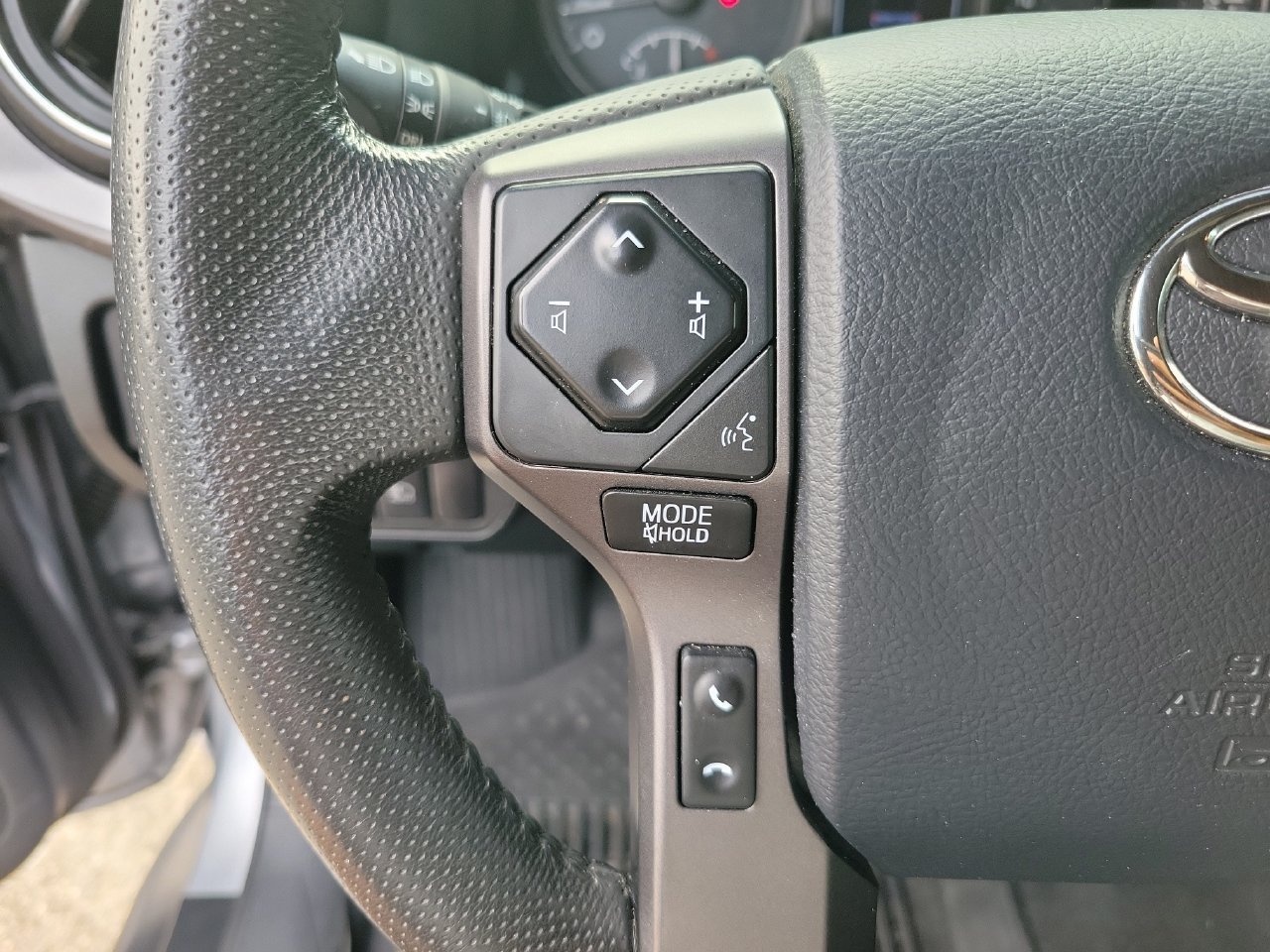 Used 2019 Toyota Tacoma TRD Off-Road w/ Technology Package AWD/4WD image 18