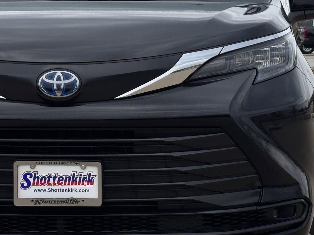 Used 2024 Toyota Sienna LE image 8