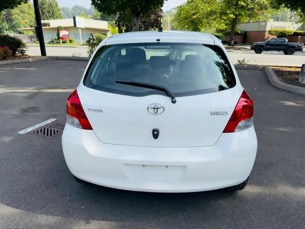 Used 2010 Toyota Yaris 4-Door Hatchback FWD image 4
