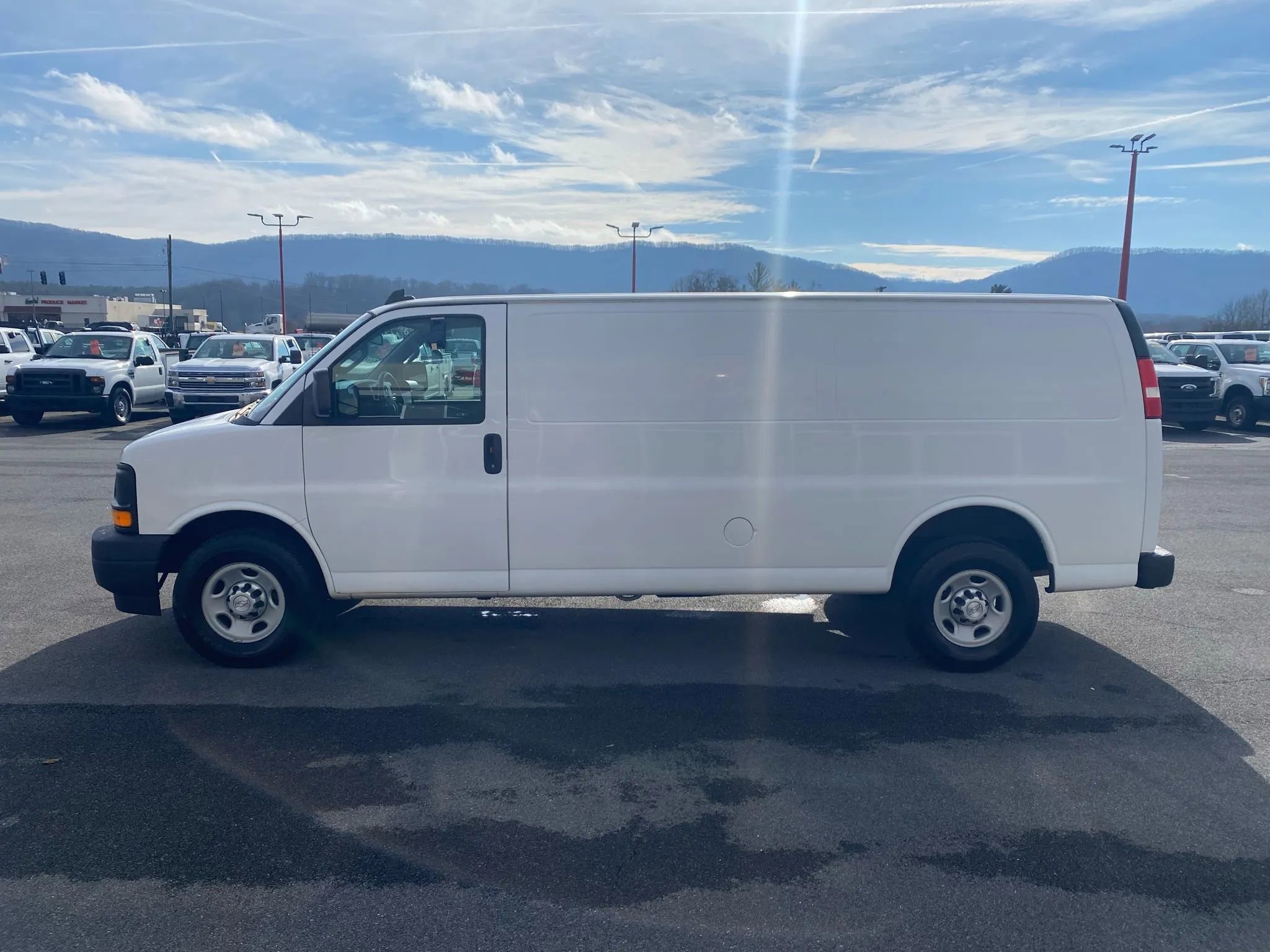Used 2017 Chevrolet Express 3500 Extended image 5