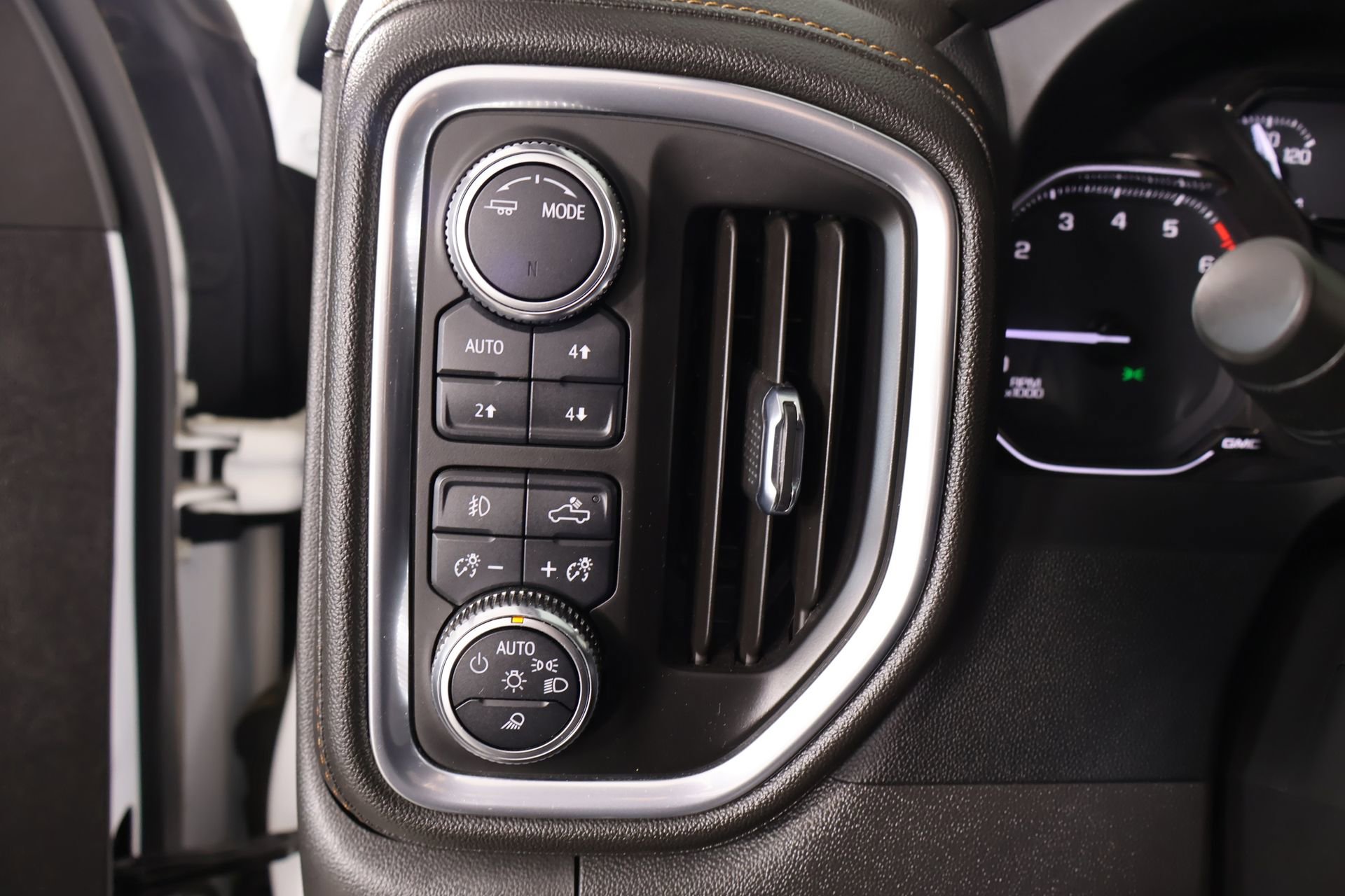 Used 2022 GMC Sierra 1500 AT4 w/ AT4 Preferred Package AWD/4WD image 7