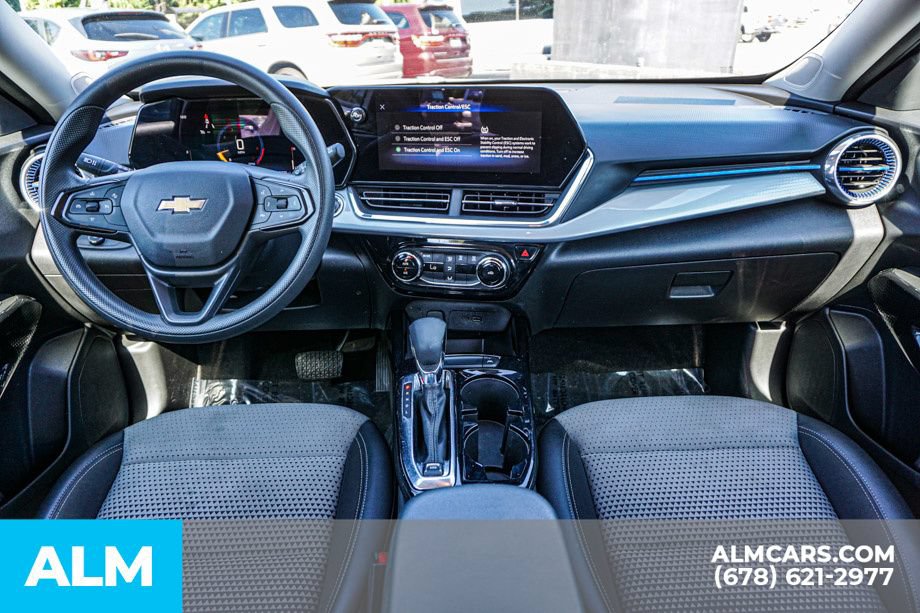 Used 2025 Chevrolet Trax LT FWD image 24