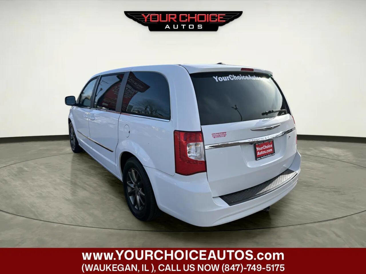 Used 2016 Chrysler Town & Country S FWD image 7