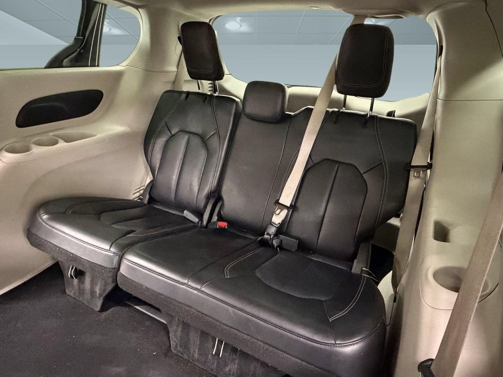 Used 2023 Chrysler Pacifica Touring-L FWD image 23