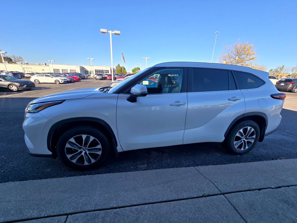 Certified 2025 Toyota Highlander XLE AWD/4WD image 4