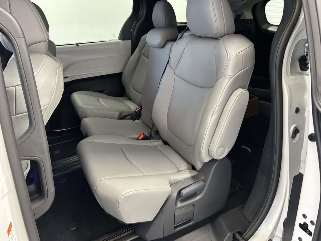 Used 2026 Toyota Sienna XLE FWD image 16