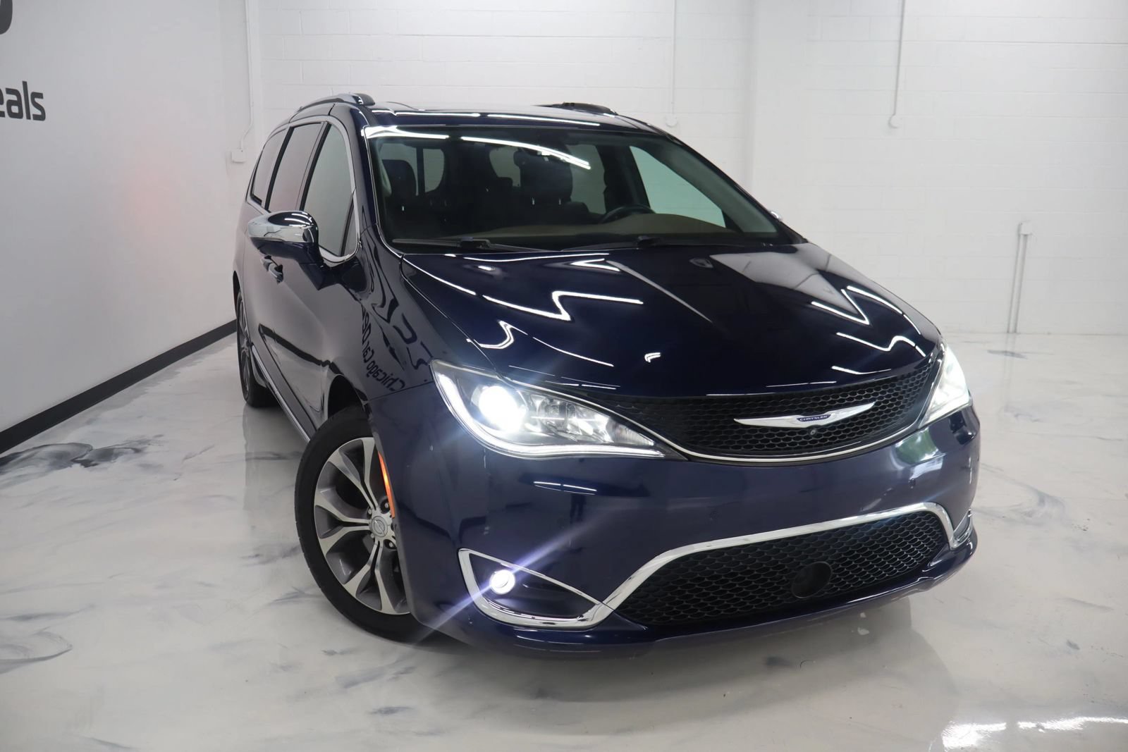Used 2019 Chrysler Pacifica Limited w/ Tire & Wheel Group FWD image 2