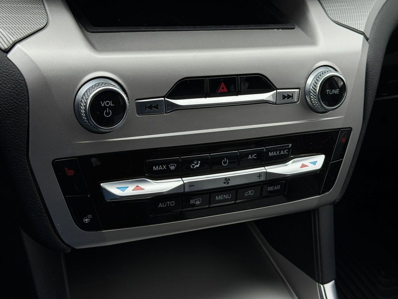 Used 2022 Ford Explorer XLT w/ Equipment Group 202A image 17