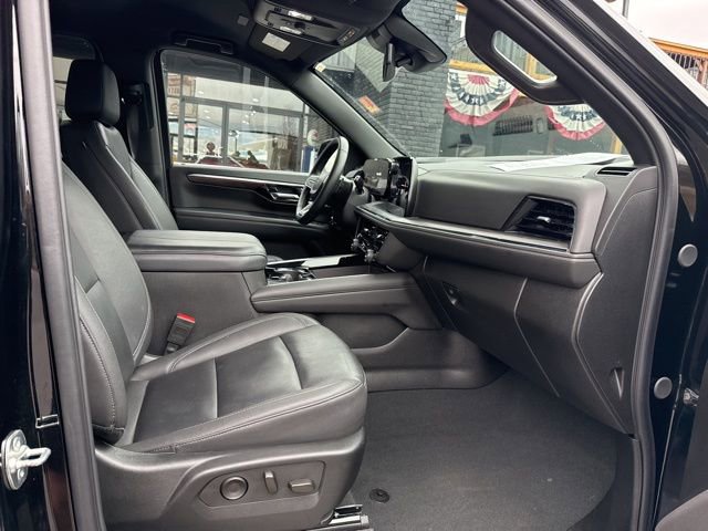 Used 2025 Chevrolet Suburban Z71 image 17