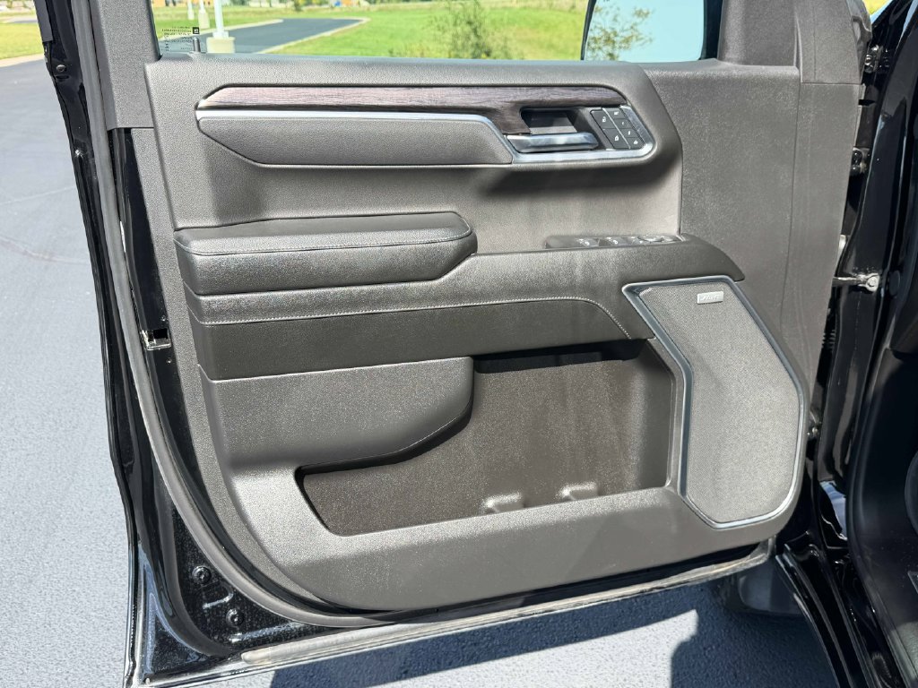 Used 2025 Chevrolet Silverado 1500 LTZ w/ LTZ Premium Package AWD/4WD image 28