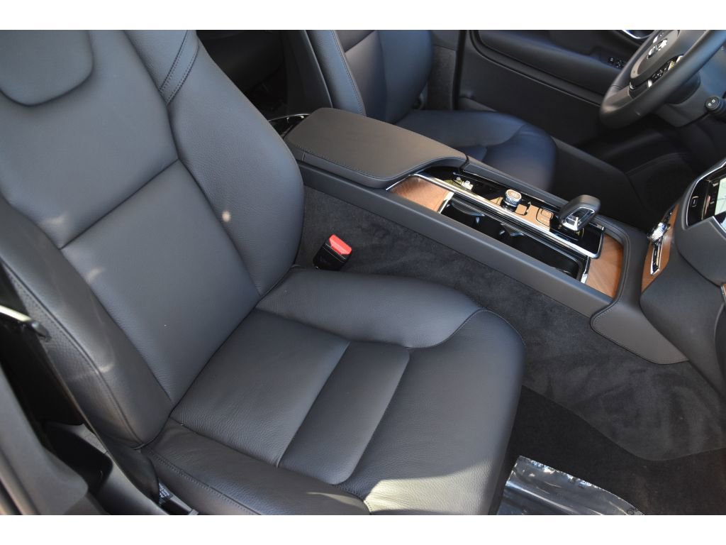 Certified 2024 Volvo XC90 B6 Plus image 30