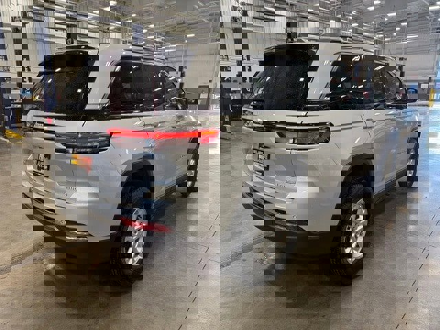 New 2025 Jeep Grand Cherokee Laredo w/ Luxury Tech Group I image 3