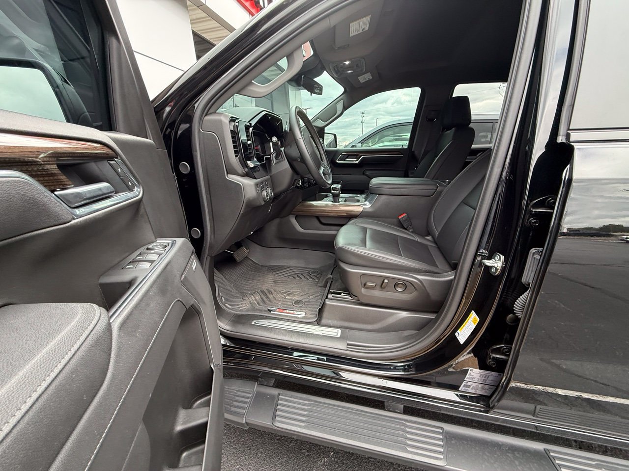 Used 2025 Chevrolet Silverado 1500 RST AWD/4WD image 10