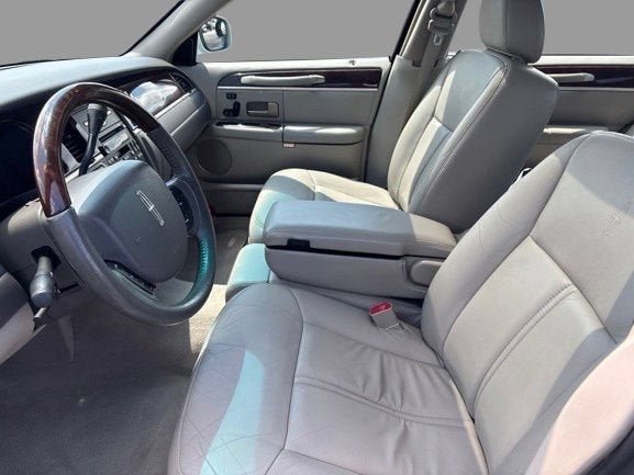 Used 2006 Lincoln Town Car Signature Limited RWD image 10