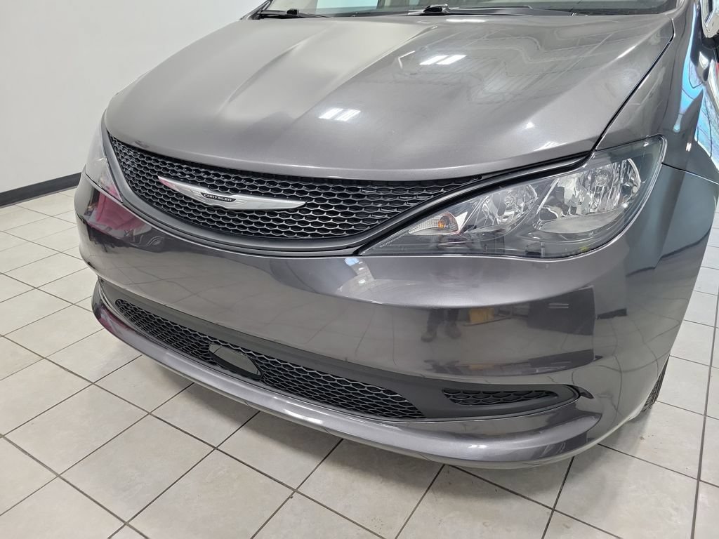 Used 2023 Chrysler Voyager LX FWD image 29