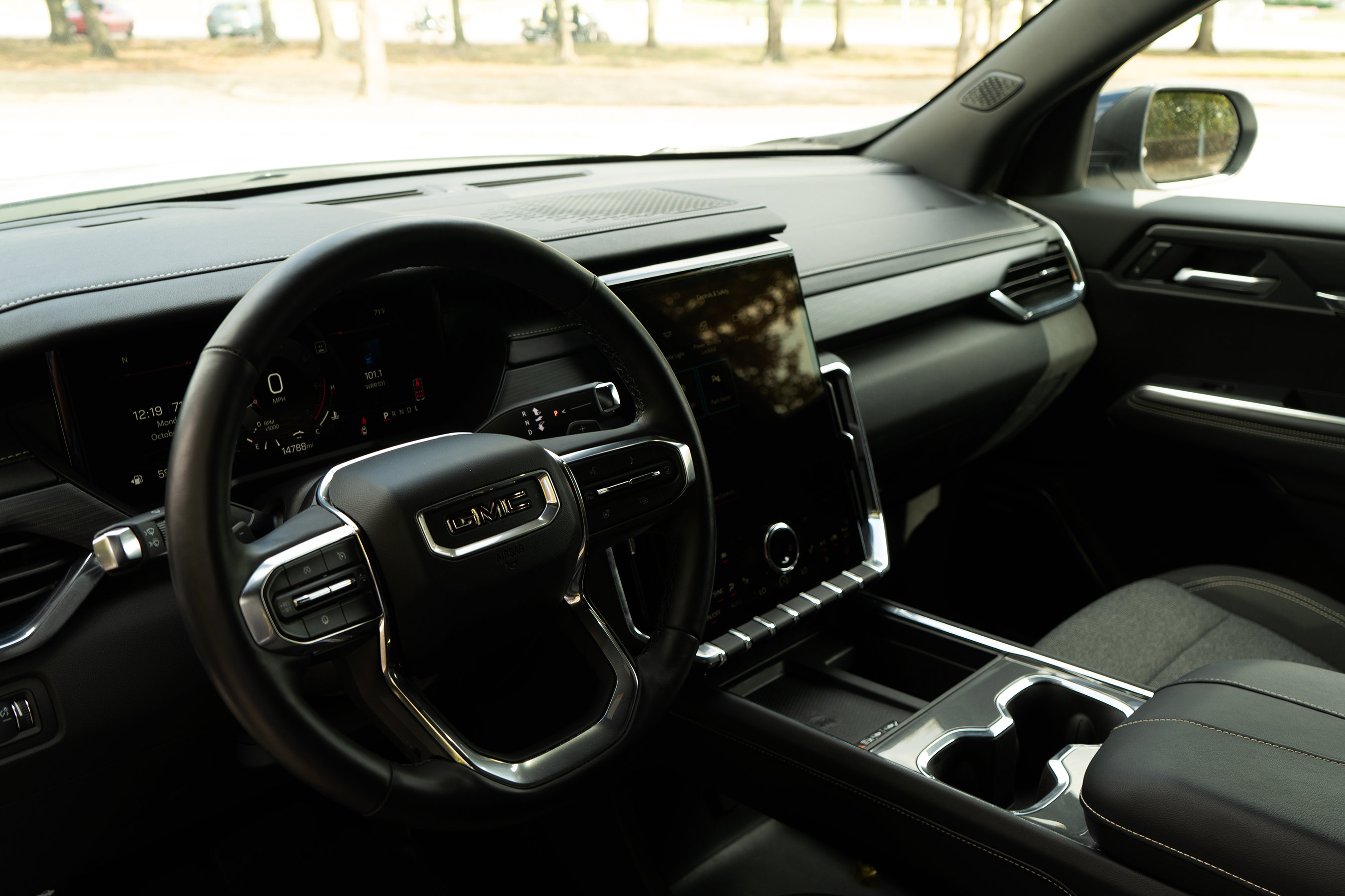 Used 2025 GMC Acadia Elevation image 16