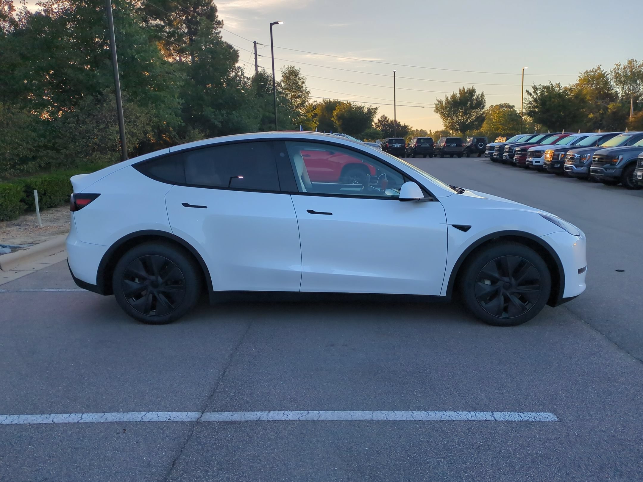 Used 2024 Tesla Model Y Long Range AWD/4WD image 3