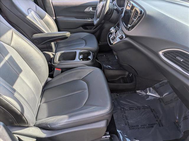 Used 2025 Chrysler Pacifica Select image 19