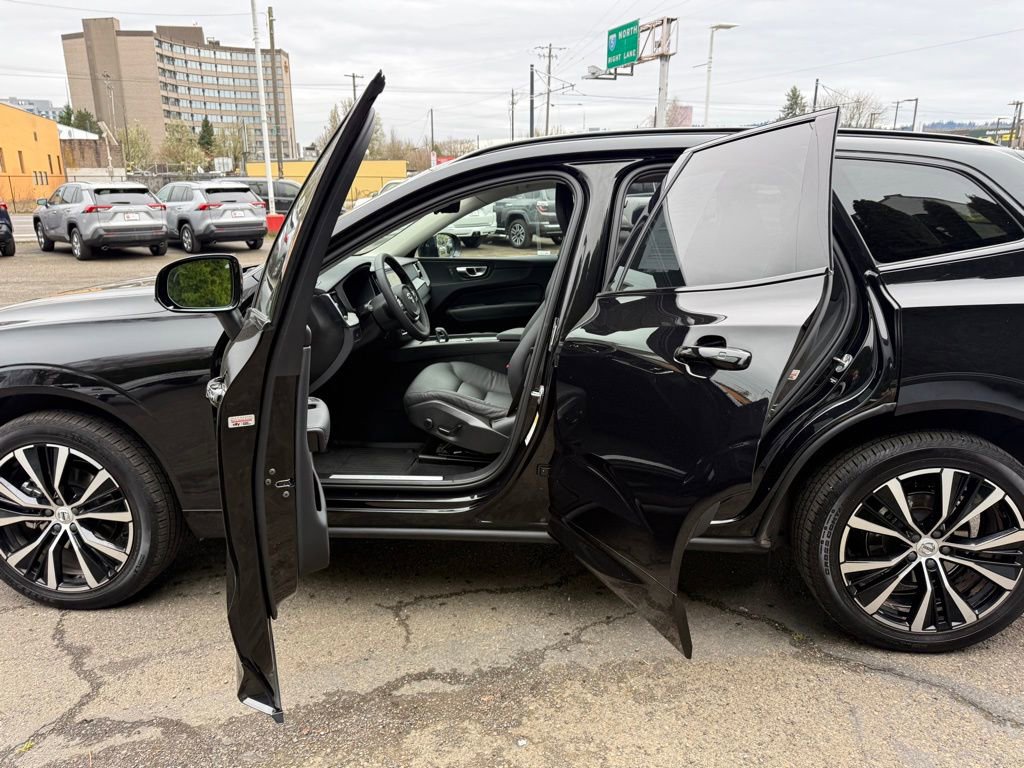 Used 2025 Volvo XC60 B5 Plus w/ Protection Package Premier image 18