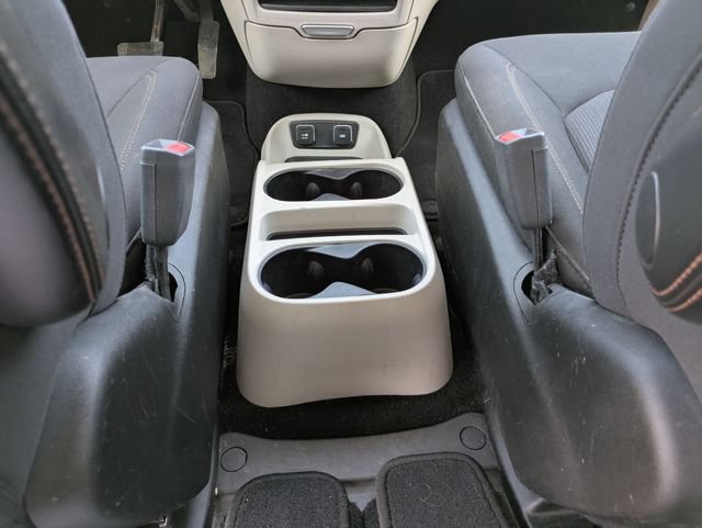 Used 2017 Chrysler Pacifica Touring FWD image 18