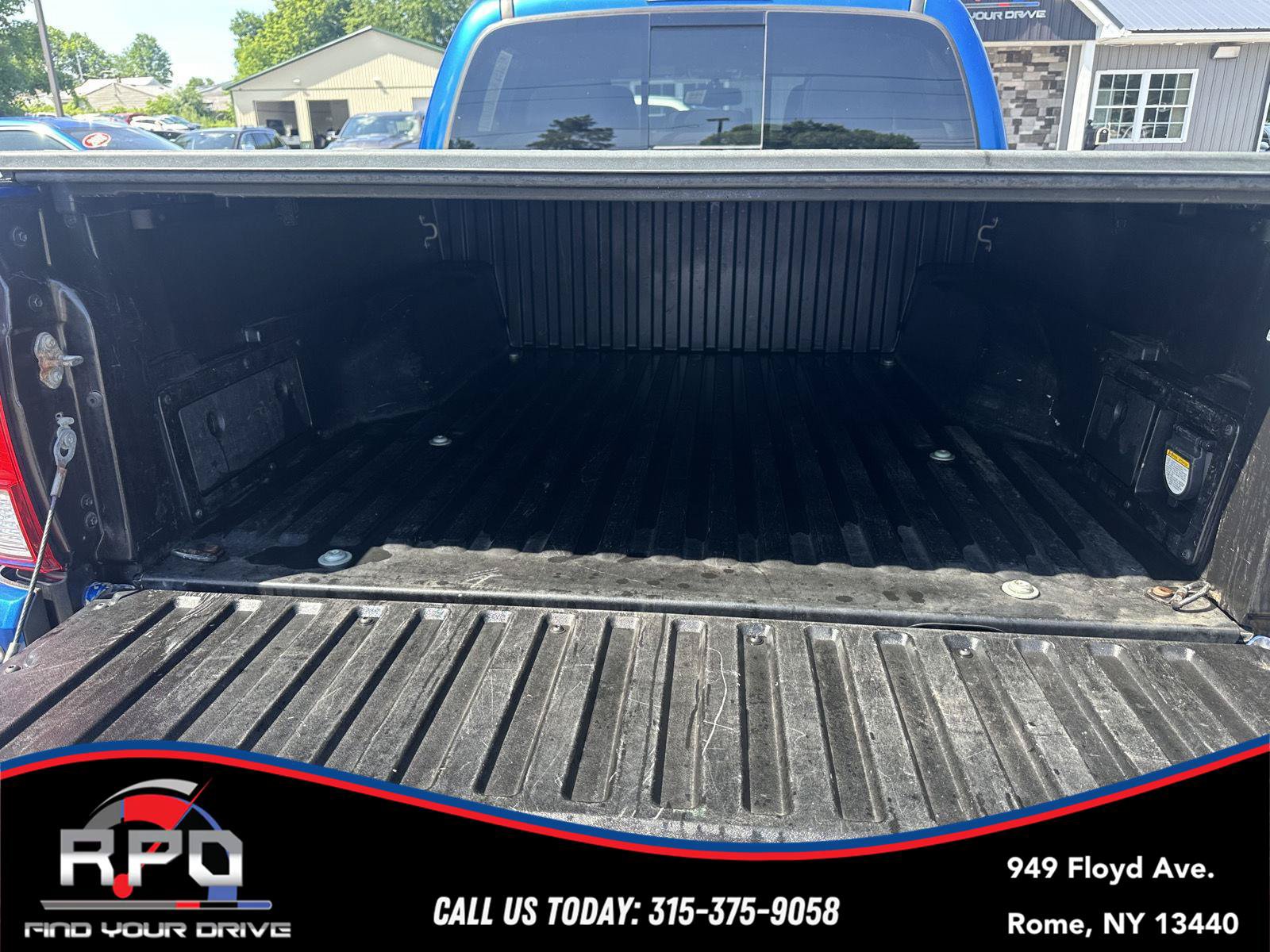 Used 2017 Toyota Tacoma TRD Off-Road w/ Premium & Technology Package AWD/4WD image 26