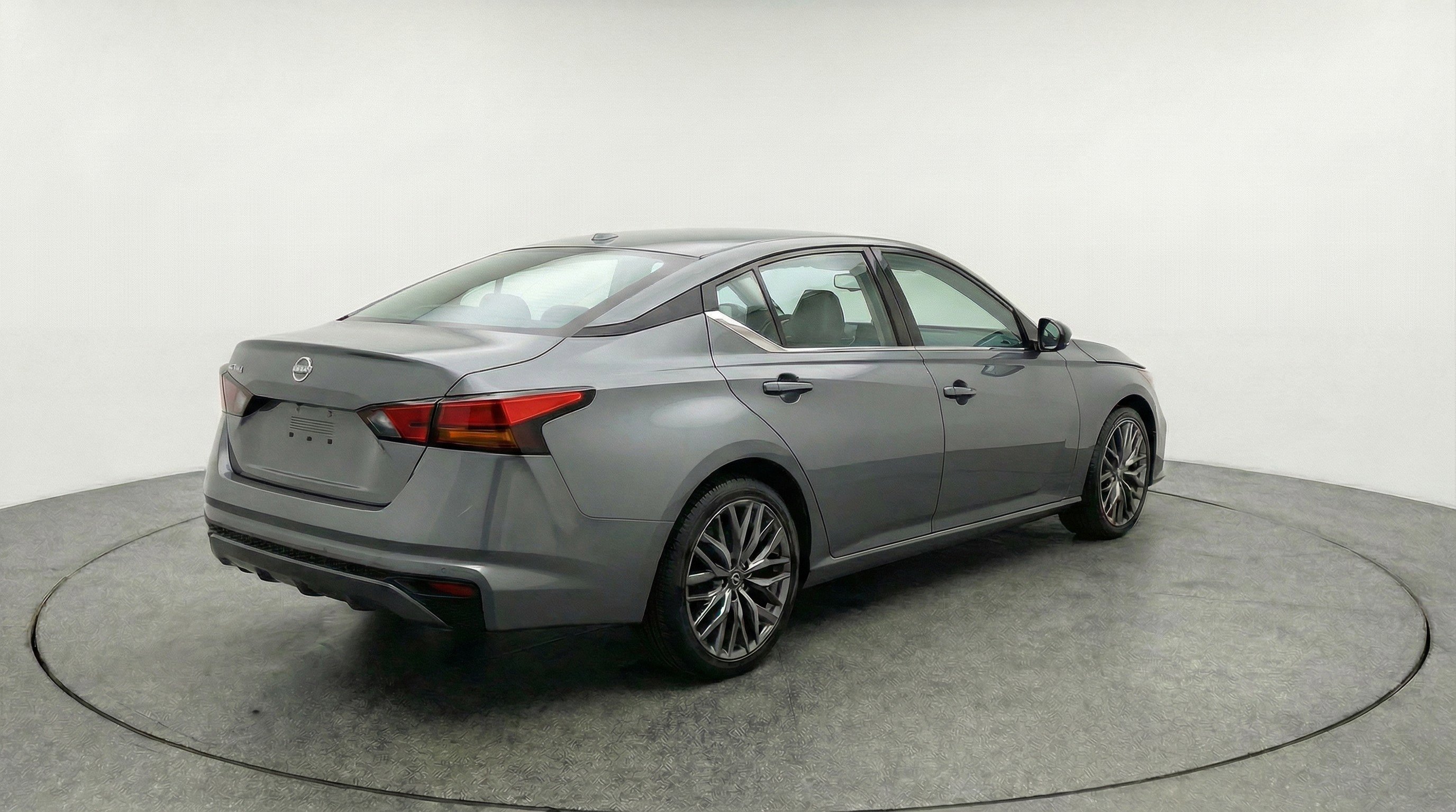 Used 2025 Nissan Altima 2.5 SV image 9