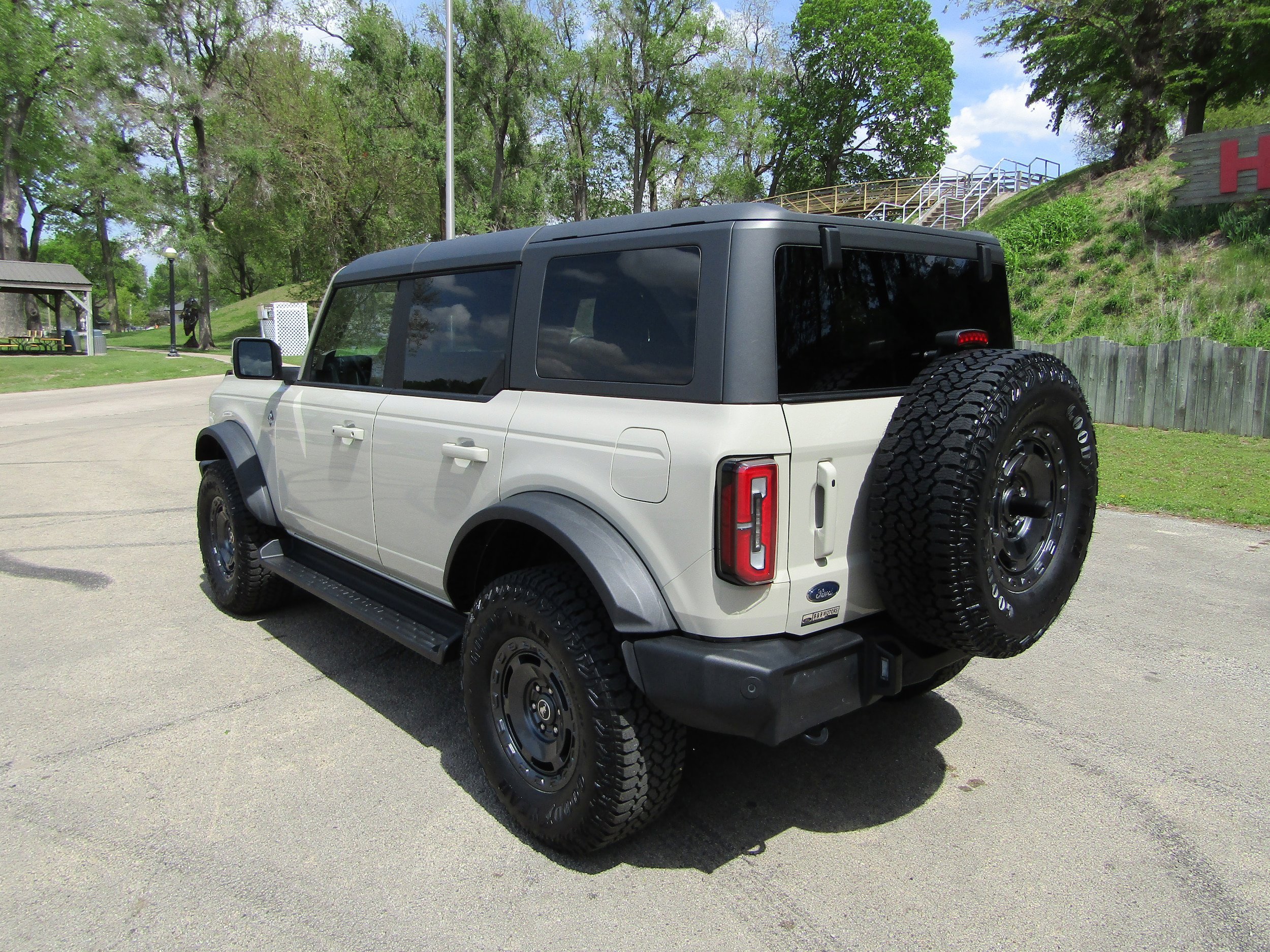 Used 2025 Ford Bronco Outer Banks w/ Sasquatch Package AWD/4WD image 2