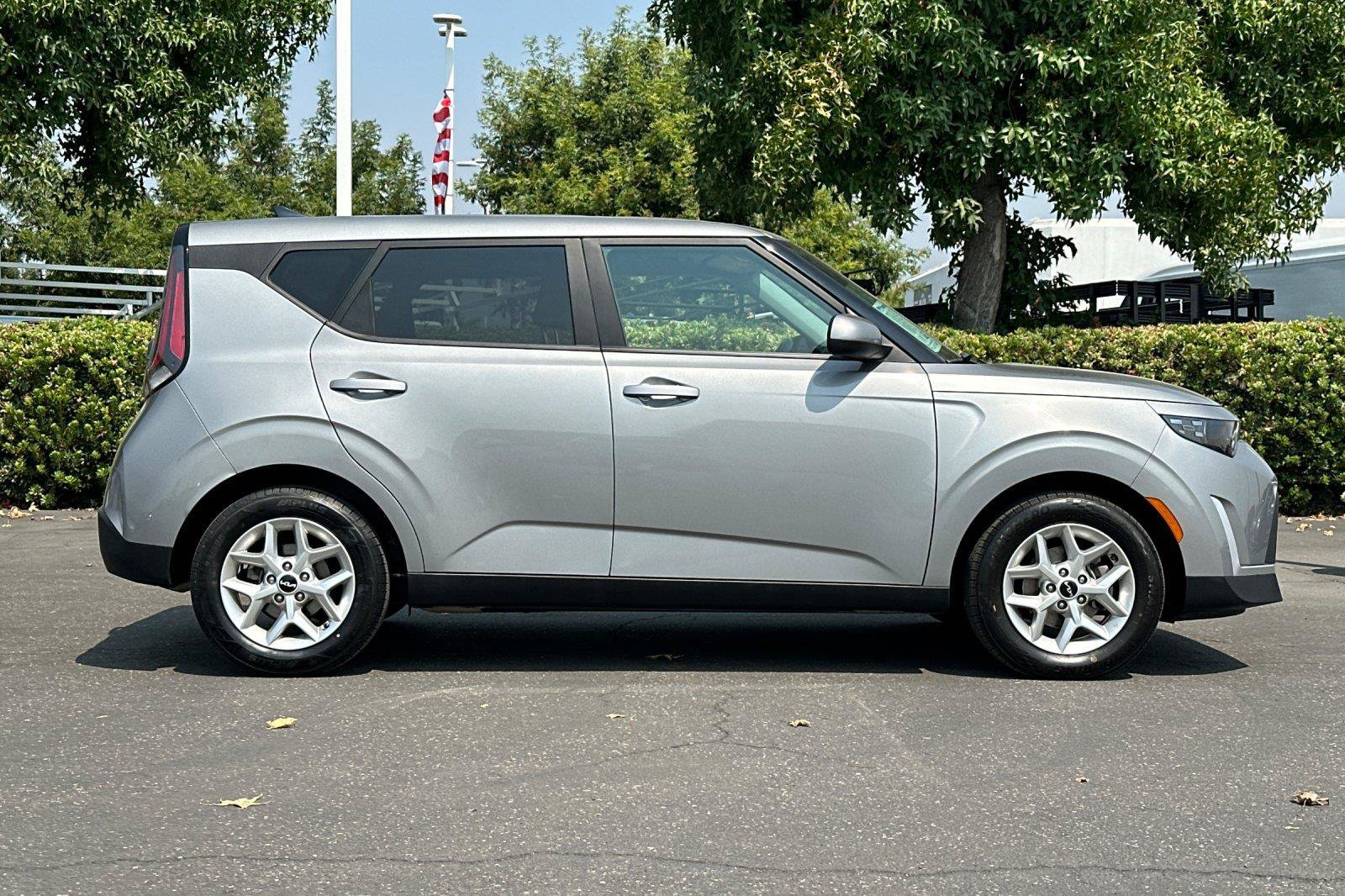 Used 2023 Kia Soul LX w/ LX Technology Package FWD image 3
