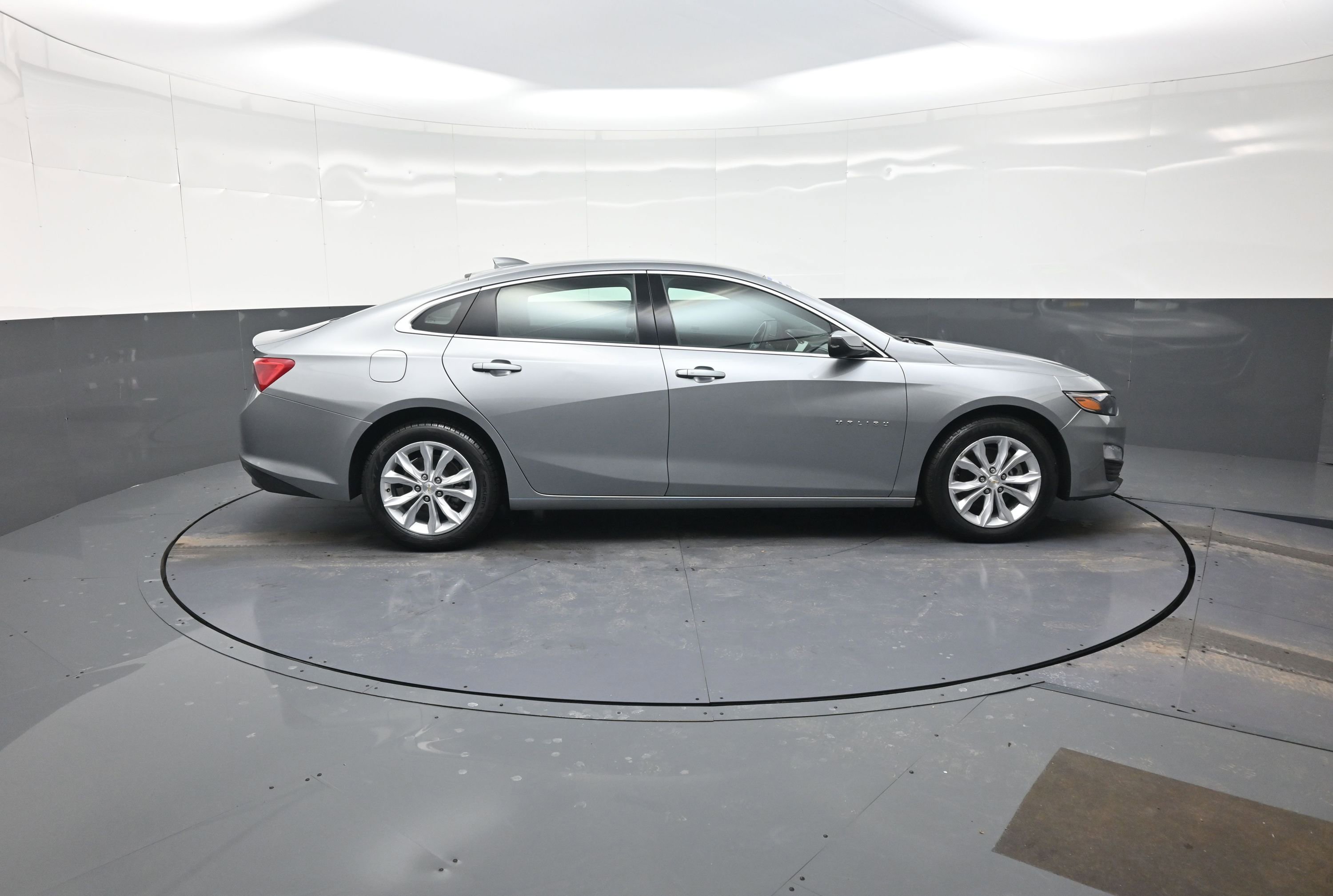 Used 2024 Chevrolet Malibu LT image 2